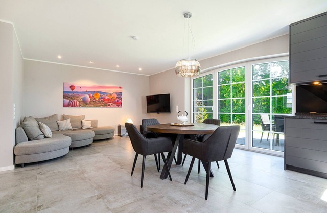 Luxurious vacation home "Wind in the trees" directly on the water near Greetsiel