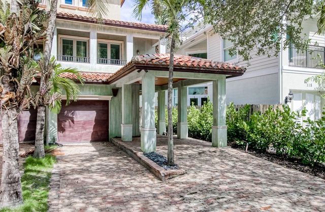 Luxurious Victorian Park gem with two balconies, hot tub, city views & fast WiFi