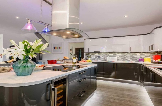 Villa ultra luxueuse avec bain à remous privé, salle de jeux et 3 salles de bains.