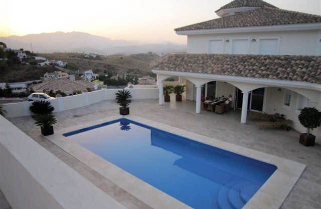 Villa luxueuse au soleil avec vue sur mer et montagnes, piscine, PAS de moins de 40 ans