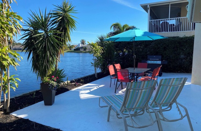 Luxueuse villa près de Naples près de la plage avec une vue spectaculaire au bord du lac.