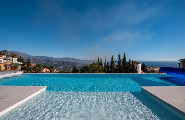 Luxueuse villa Oro avec piscine à débordement et vue panoramique
