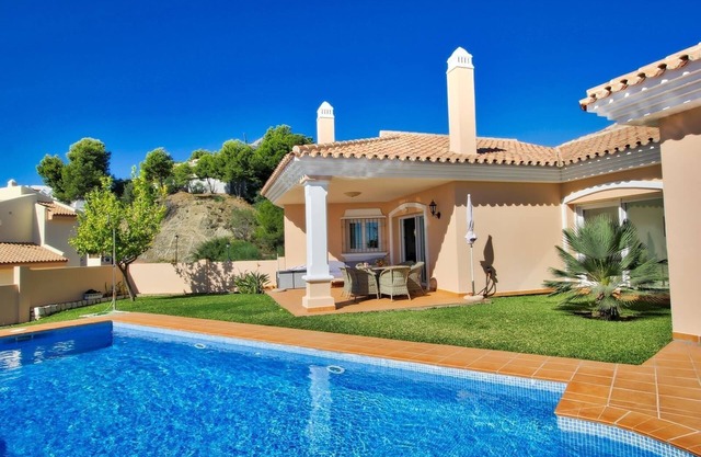 Villa luxueuse avec piscine privée, Wi-Fi, climatisation, terrasse et jardin, PAS de moins de 40 ans