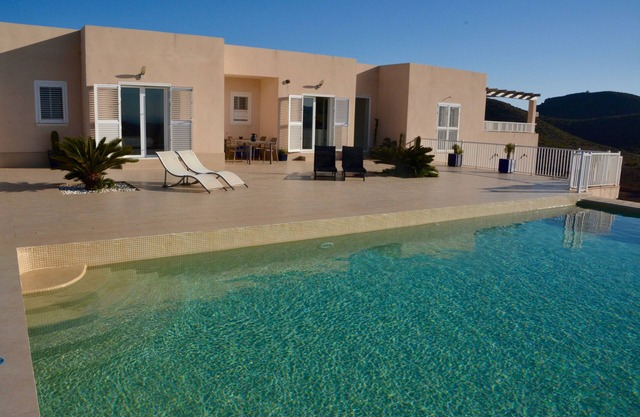Villa de luxe avec piscine privée et vue imprenable