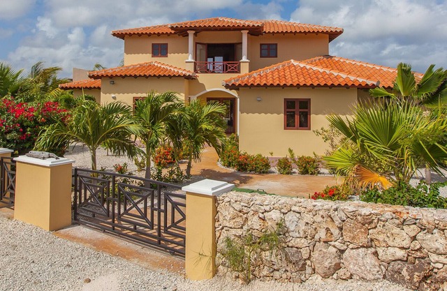 Villa de luxe avec vue panoramique sur l'océan, piscine privée et voiture (en option)