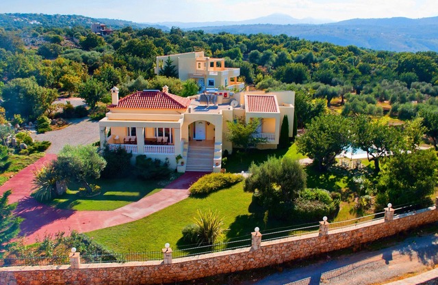 EXCELLENTE VILLA AVEC VUE SUR MER ET PISCINE PRIVÉE (VILLA DELENI)