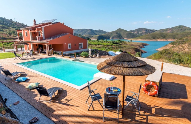Luxueuse villa avec piscine et paysage lacustre idyllique