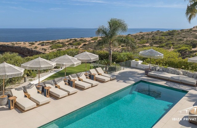 Villa luxueuse avec baie privée, piscine, terrasse et vues magnifiques