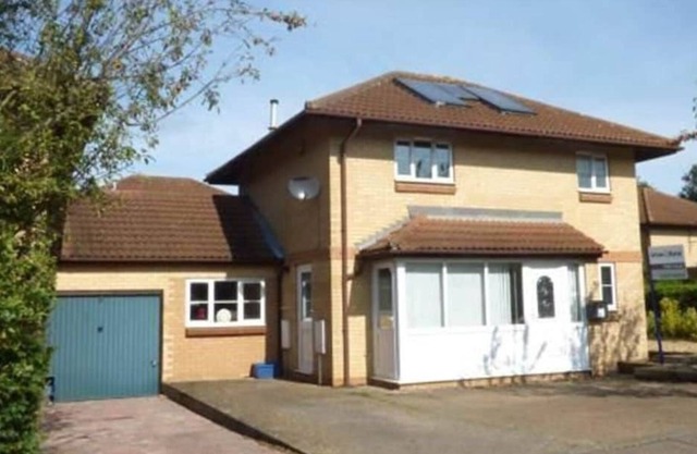 Luxurious Walkable to Central Milton Keynes 4 bed