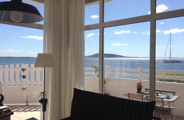 Luxurious waterfront studio (3 meters from the pond) - unique location