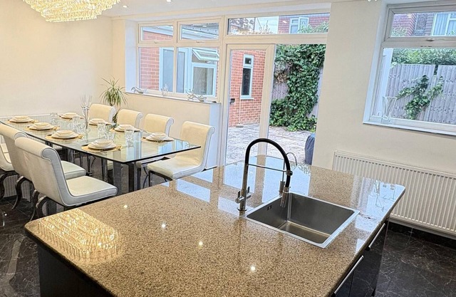 Luxurious West London Retreat With Hot Tubs & Easy Access to Central London