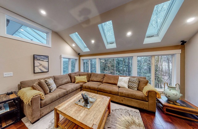 Luxurious dog-friendly winter chalet by Sugarbush Resort with private sauna