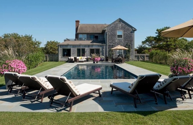 Luxueuse avec piscine et à la plage à pied dans le secteur recherché Dionis.