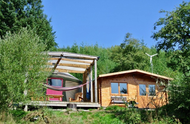 Yourtes de luxe dans un centre de retraite écologique hors réseau dans un site de montagne magnifique