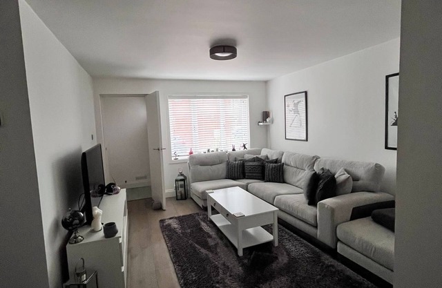 Luxury 1 bedroom maisonette Close to amenities and direct access into London