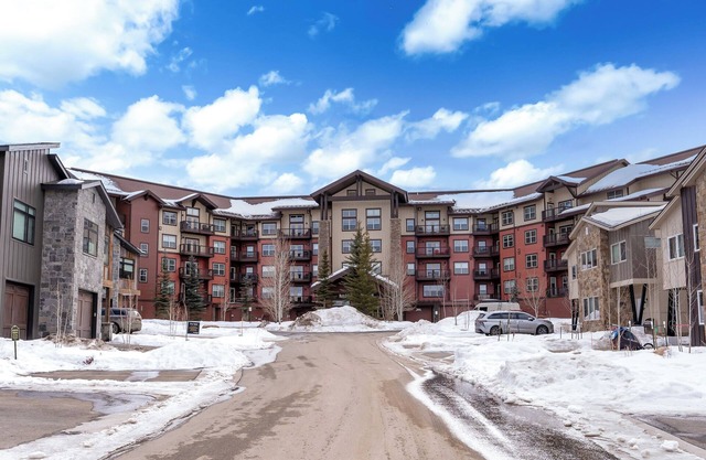 Luxury 1-bedroom ski in/ski out condo in lovely Granby Ranch