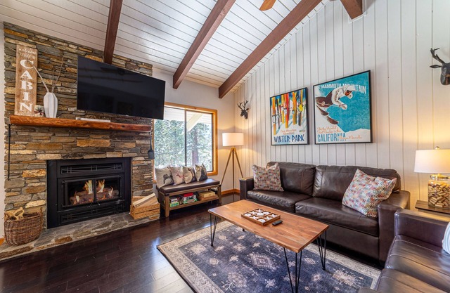 Luxury 1+Loft Pet Friendly Mtn Retreat with Views!