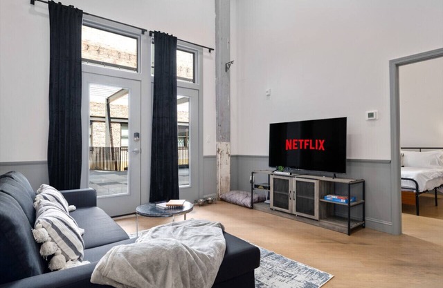 Luxury 1BD | A+ Downtown Location | King Bed Condo