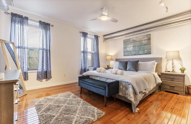 Luxury 1BR OLD CITY-KING BED Walk to Liberty Bell & Independence Mall - FREE PARKING!