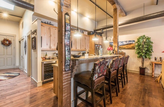 Luxury Loft in Downtown Ouray - Overlooking Main Street - w/Air Conditioning