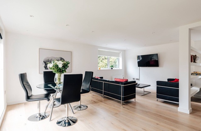 Luxury 2 Bed/2 Bath Apartment in Bath City