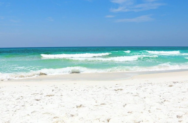 Luxury 2 Bed- 80" TV- Pet Friendly- 3 mi. to Johnson Beach