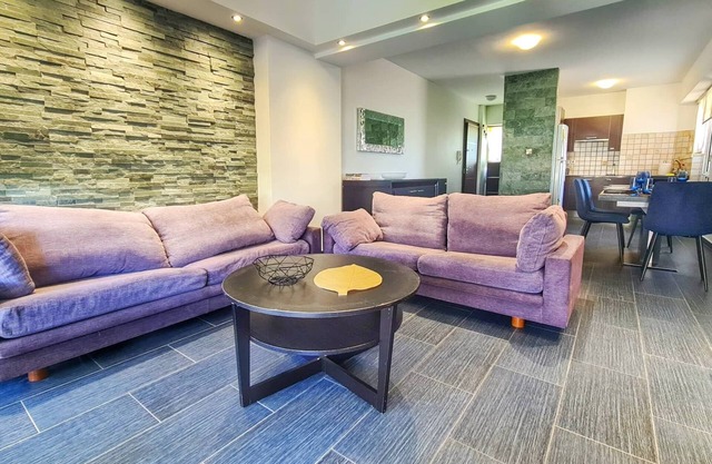 Luxury 2-bed apartment minutes to downtown