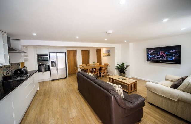 Luxury 2 bed apartment a few minutes walk from beach, harbour and town!