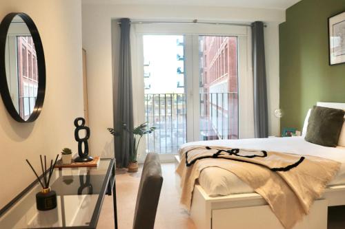 Luxury 2 Bed Apartment Vauxhall, Balcony, Sleeps 4, Central London - Open for Business stays, Long Stays, Families Relocating