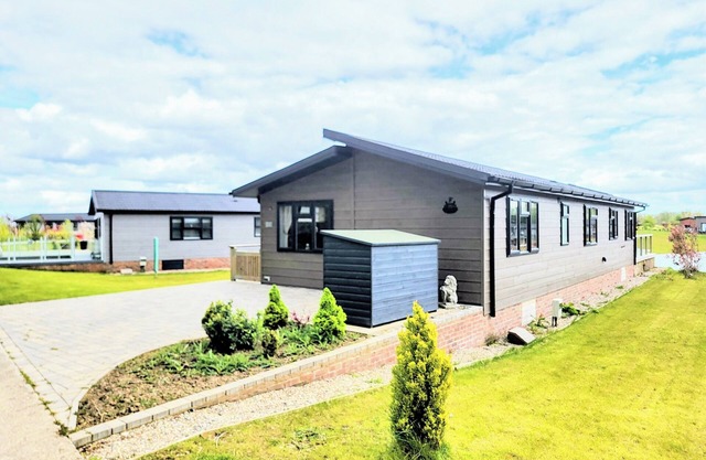 Stunning Luxury 2-Bed Lodge in Routh with Hot tub