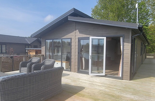 Stunning Luxury 2-bed Lodge in Routh With Hot tub