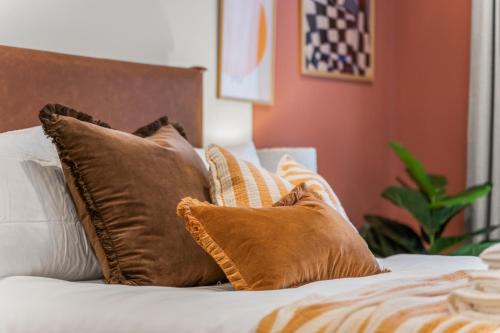 Luxury 2-Bed with Balcony & Secure Parking