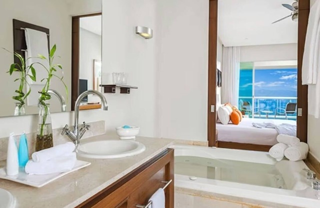 LUXURY 2-bedroom resort with, Ocean view - FAMILY