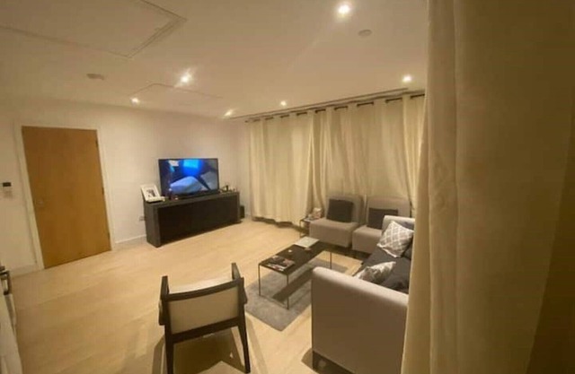 Luxury 2 Bedroom 2 Bathroom Apartment East Croydon