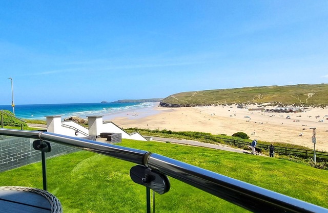 Luxury, 2 bedroom apartment with stunning sea views!