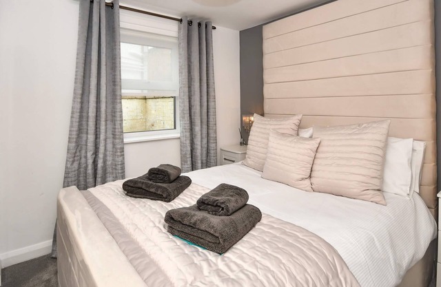 Luxury 2 bedroom apartment in the heart of Warkworth with private garden