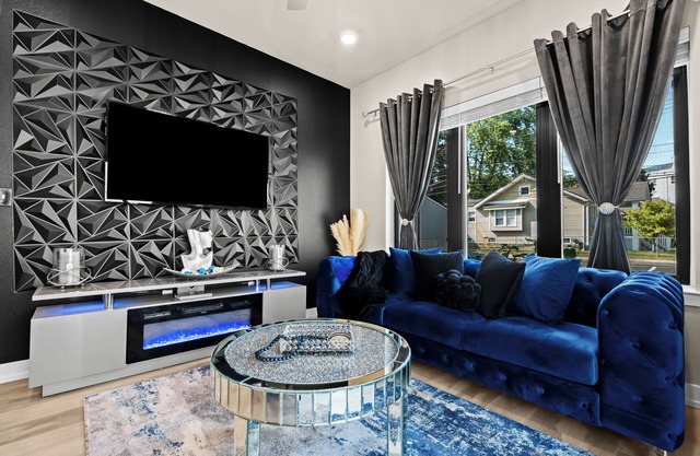 Luxury 2-bedroom apartment in awesome Downtown Royal Oak with fWiFi