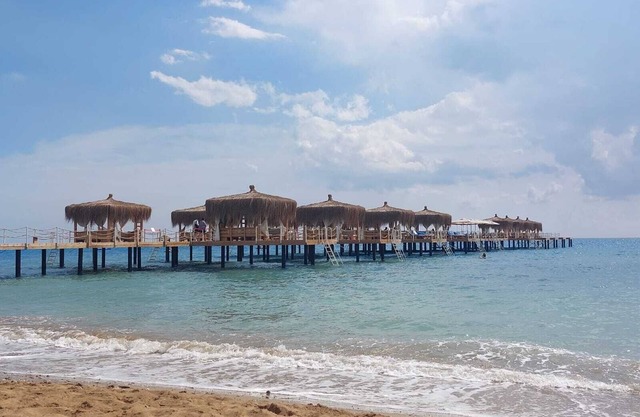 LUXURY 2-BEDROOM APARTMENT IN SEAFRONT COMPLEX WITH PRIVATE BEACH