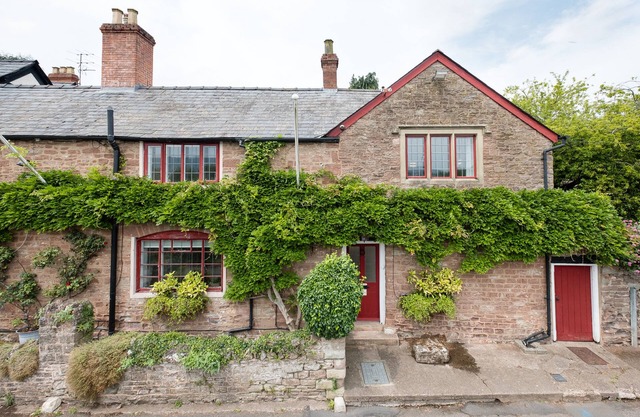 Luxury 2 bedroom cottage overlooking the River Wye