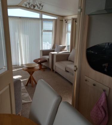 Luxury 2 bedroom caravan with large decking Close to beach