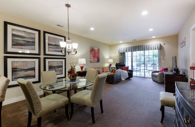 Condo de luxe 2 chambres -, Walk-up Unit, Great Location près de Branson Landing.