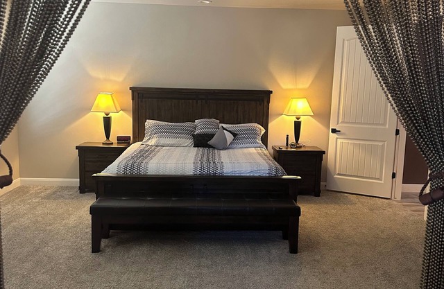 Luxury 2-bedroom home/ pool table/ Steam room/ indoor jacuzzi & hot tub. Views!