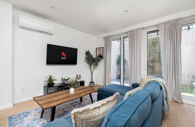 Luxury 2-Bedroom Oasis at College & Bathurst