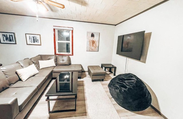 Luxury 2 Bedroom Spacious House with Huge Backyard