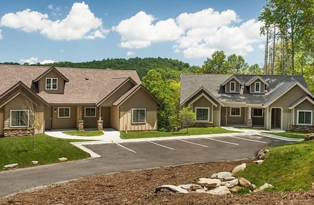 Luxury 2- Bedroom Townhome in the Mountains of NC