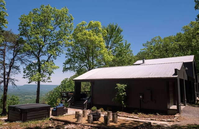 Luxury 2 BR Home w/Hot Tub & Fire Pit on the Edge of Lookout Mountain w/Stunning Views of the Valley