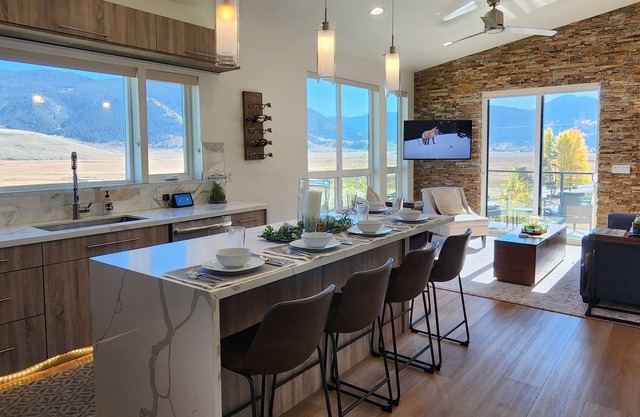 Dog Friendly Luxury Main and Guest House Retreat