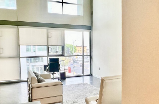 Luxury 2 Level Condo w/ Washer & Dryer
