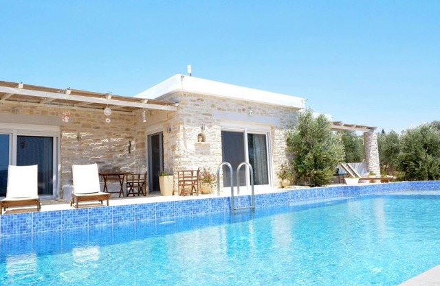Villa en pierre naturelle de 2 chambres dans un emplacement idéal avec piscine et jardin