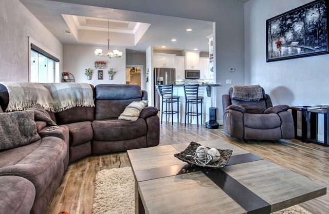Luxury 2200sqft Home Commercial Gym, Pool & HotTub